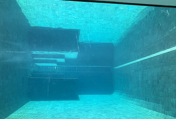 Private project: installation of an underwater window