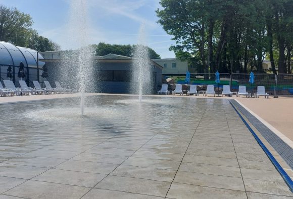 Movable floor and fountains for outdoor pool
