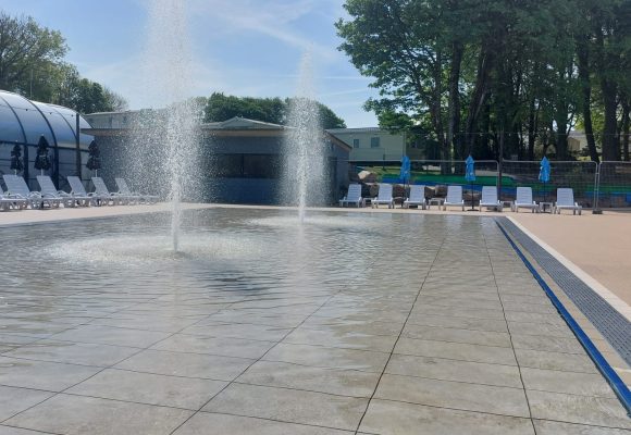 Movable floor and fountains for outdoor pool