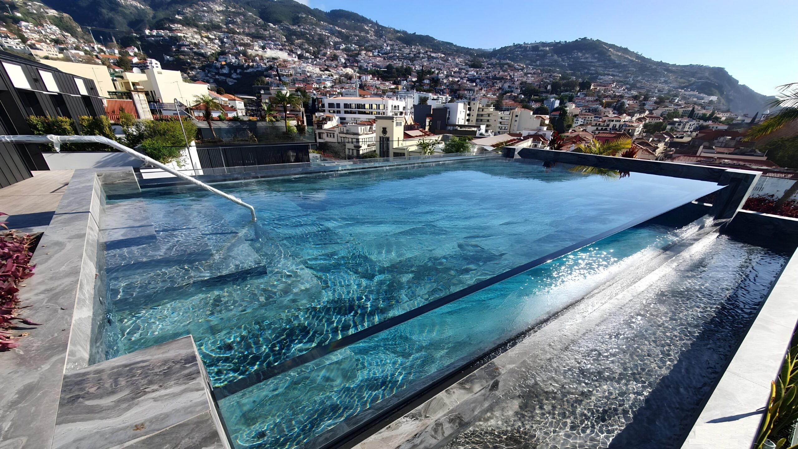 Acrylglasrahmen für Infinity-Pools auf Madeira