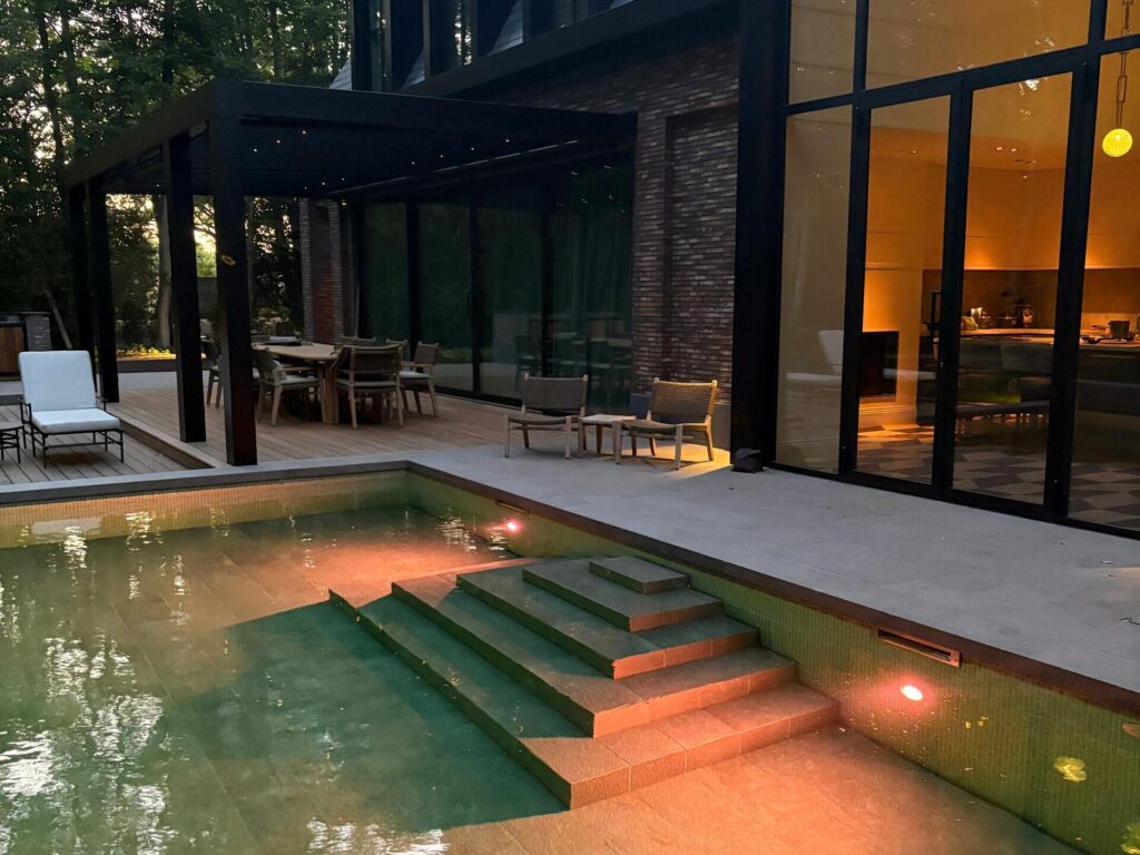 Luxe beweegbare zwembadvloer project NL - Geïntegreerde trap (schemering met licht)